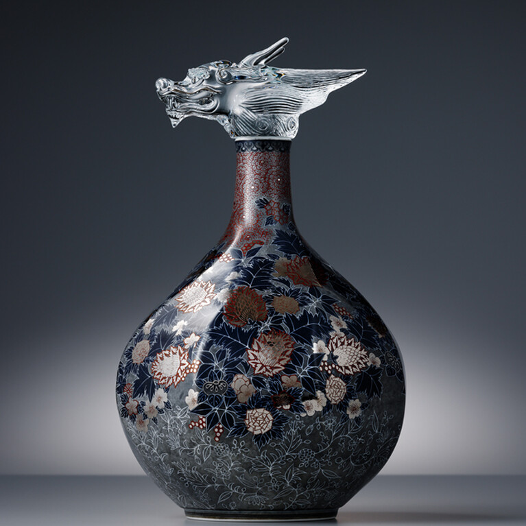 Dragón de cristal y porcelana con decoración botánica